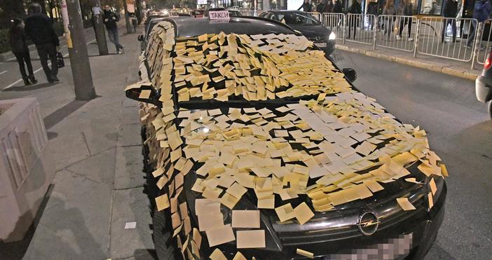 Снимки Булфото Шофьори налепиха с мемори стикери автомобил паркиран на стоянката