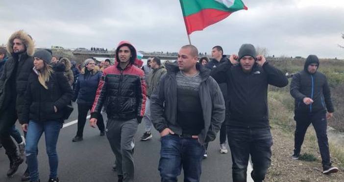 Flagman bgфото ФлагманЧаст от участниците в днешния протест в Бургас се