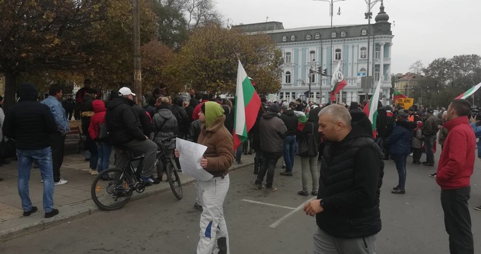 Току що протестното шествие във Варна се отправи към кръстовището