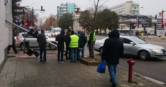 снимки Борис Ангелов Забелязано във Варна Снимки на паднал светофар на