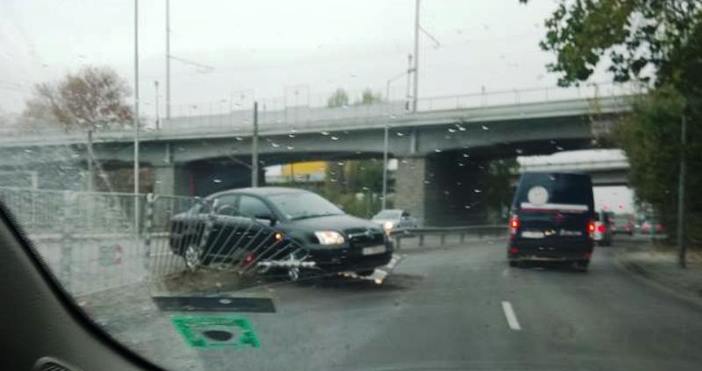 снимка  Геновева Либчева Виждам те КАТ Варна Автомобил е заседнал в средата