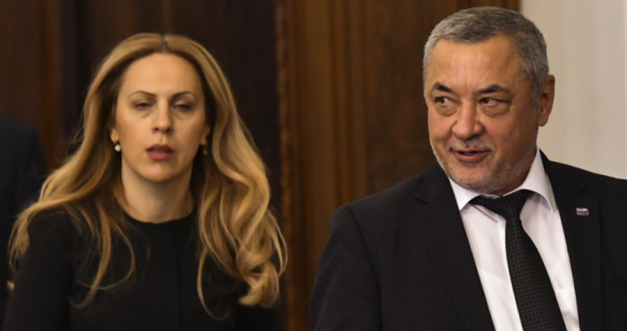 Парламентът ще разгледа днес оставката на вицепремиера Валери Симеонов и