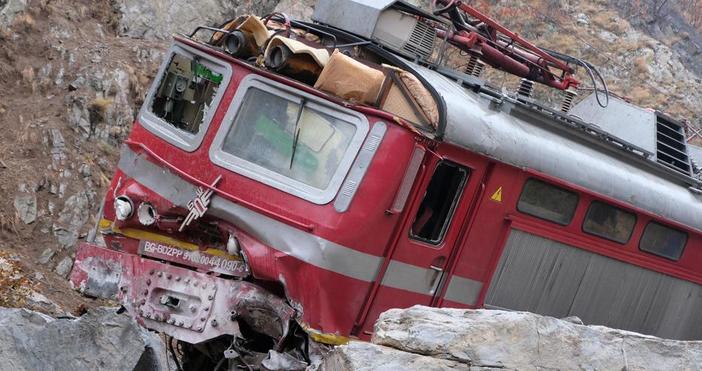 Изтеглиха локомотива от влаковата композиция, която дерайлира в Кресненското дефиле.