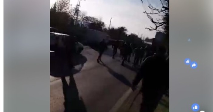 Демонстрантите във Варна в този момент тръгнаха към Аспарухов мост.Пешеходното