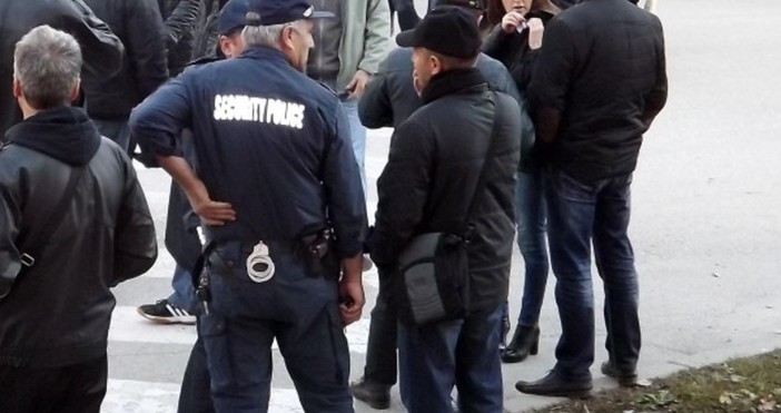 Протестиращи затвориха пътя за Гърция край Симитли току-що след автошествие