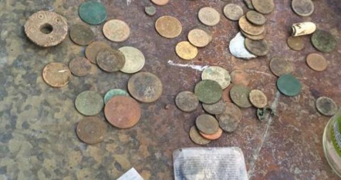 Снимка  ОДМВР Пазарджик Незаконно притежавани старинни монети и предмети както и различни по