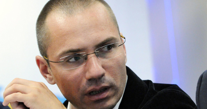 Евродепутатът от ВМРО Ангел Джамбазки е бил хванат със зареден