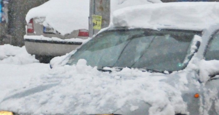 Снимка БулфотоПоне три автомобила са закъсали заради снега в Добрич
