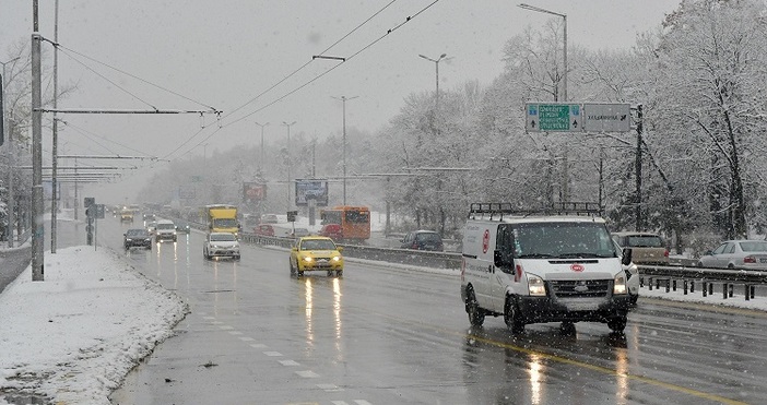 Снимки БулфотоПо сведения на метеоролозите снежната покривка в София е