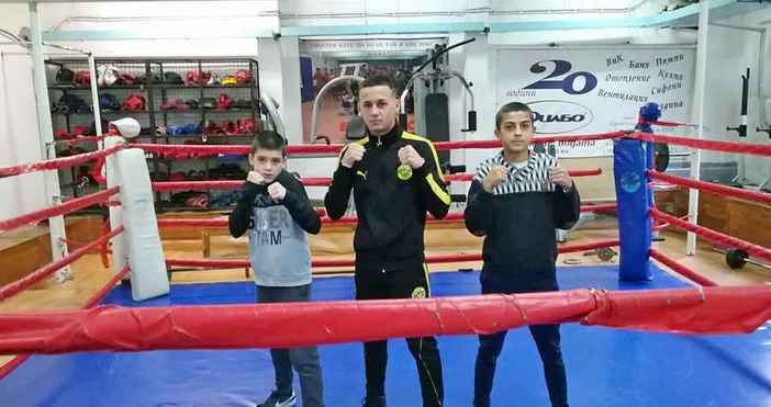 Трима боксьори на боксов клуб Ивайло Маринов днес бяха наградени
