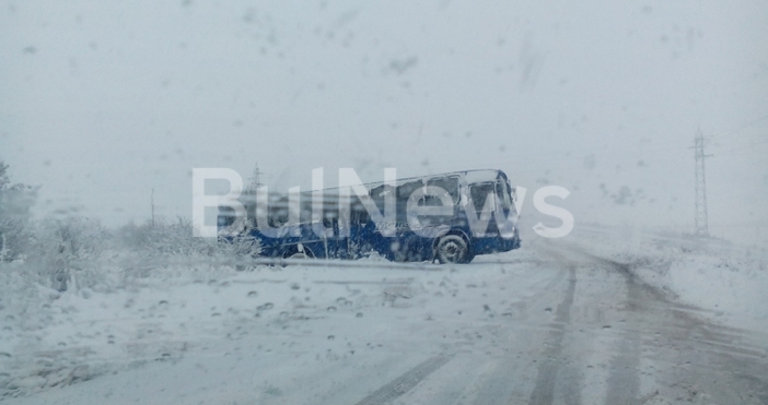 Снежният капан в Монтанско е хванал и ученически автобус съобщи