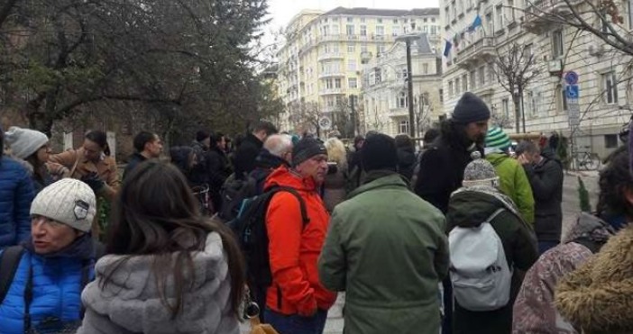 Снимка: ФокусДесетки протестиращи са се събрали пред сградата на Столична
