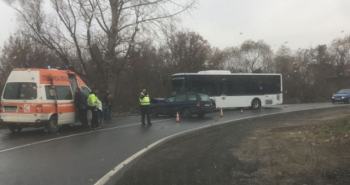 Trafficnes.bgКола е смазана след тежък сблъсък с автобус от градския