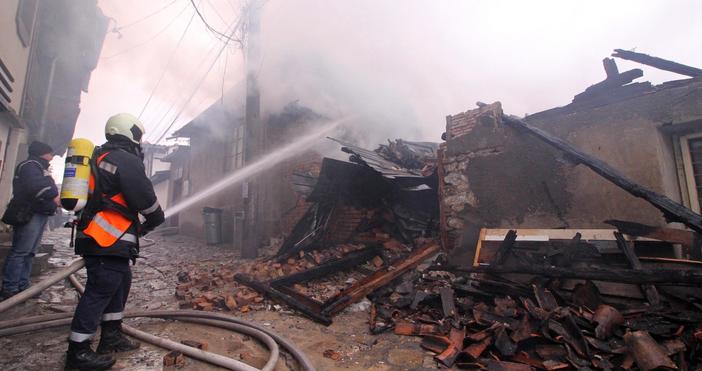 Снимки: БулфотоГолям пожар унищожи четири къщи в старинния квартал на