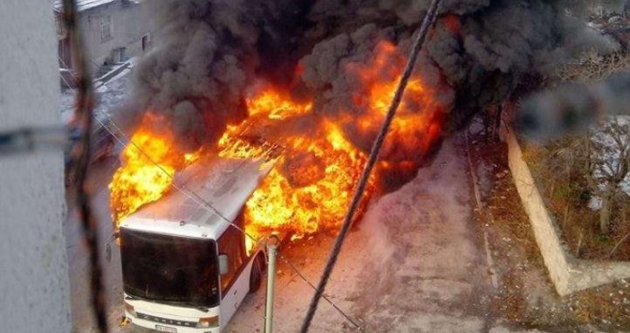 Снимки фейсбукАвтобус е изгорял тази сутрин в квартал Каменица“ във
