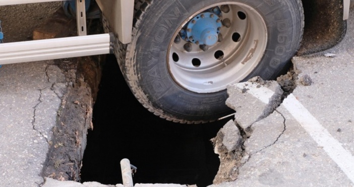 Снимки БулфотоТоварен автомобил със софийска регистрация пропадна в шахта в Благоевград Водачът