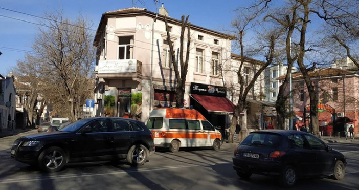 Възрастен човек е починал  днес в центъра на Пловдив, съобщиха