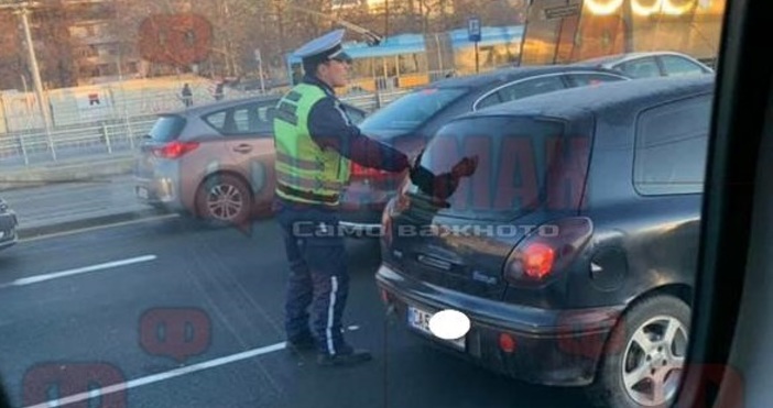 Снимка: ФлагманСнимка на полицай, който помага на закъсала шофьорка на