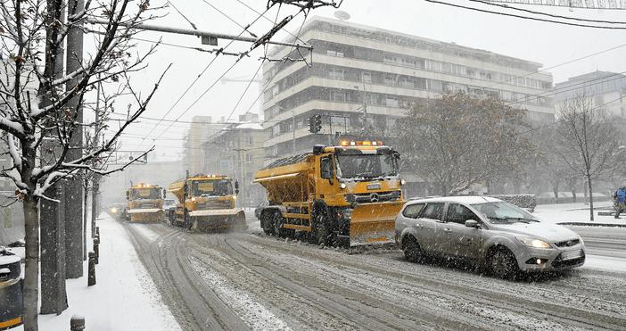 Снимки: БулфотоСилен снеговалеж над София изкара почистващата техника на улицата. 