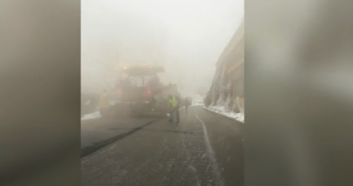 Кадър btvОчевидец засне как работници полагат асфалт върху снежната покривка