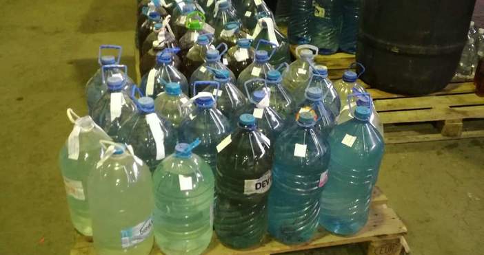 Снимки: Митница ВарнаОколо 1 000 литра етилов алкохол откриха в нелегален казан