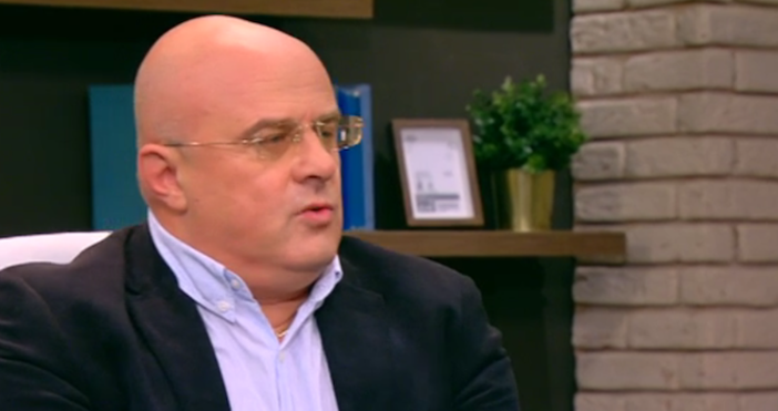 Всички около Бойко Борисов му палят свещ за да е жив и