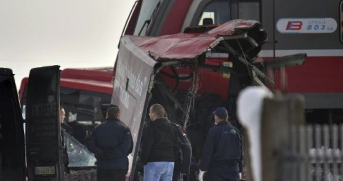 Броят на жертвите в зверската катастрофа между влак и автобус на