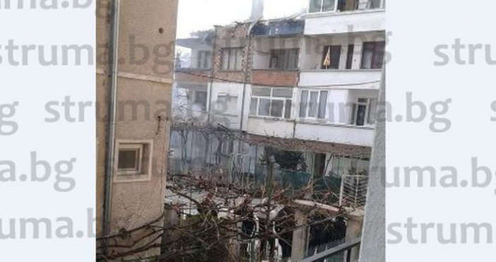 Снимка Struma bgГорящ покрив на двуетажна къща в Сандански вдигна пожарна