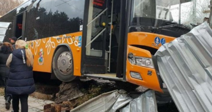 Катастрофа с автобус на градския транспорт е станала в столицата