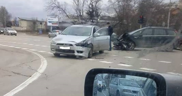 Снимка: Пламен Енчев, Виждам те КАТ – Варна           Два блъснати автомобила