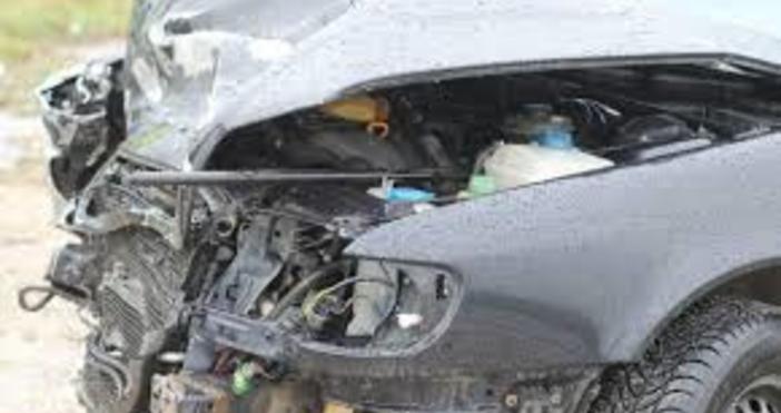 Верижна катастрофа с три автомобила е станала по пътя Бургас