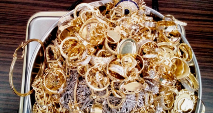 Снимка агенция МитнициНад 2,5 килограма контрабандни златни изделия и накити откриха митническите