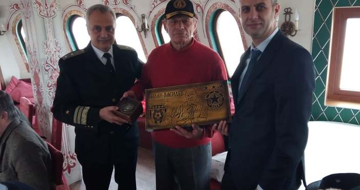 Командирът на ВМС контраадмирал Митко Петев беше сред ВИП гостите