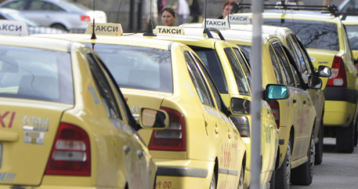 Таксита от цялата страна са принудени да пътуват до София