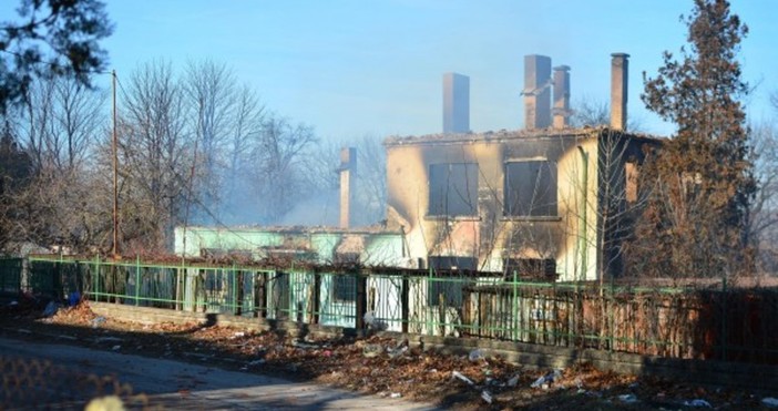 Тежък жп инцидент се размина за малко след като машинисти