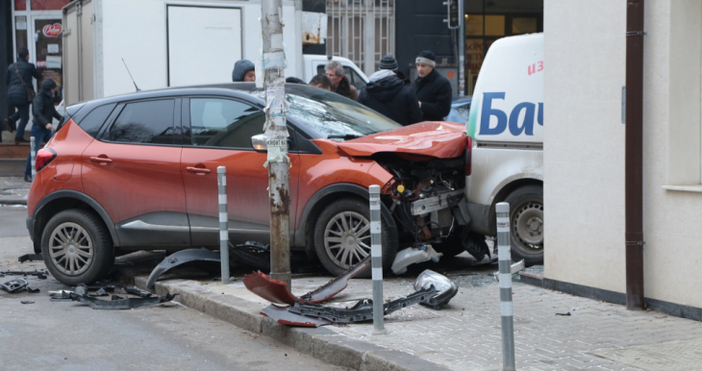 Снимки БлицЗрелищна катастрофа с кола и баничарка в центъра на
