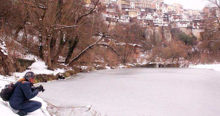 Снимки: БулфотоРека Янтра край Велико Търново е напълно замръзнала, съобщава