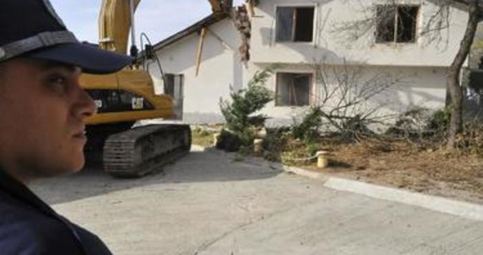 Снимка БулфотоСъбарянето на незаконните къщи в село Войводиново продължава и