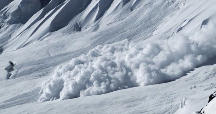 Снимка БулфотоДвама сноубордисти са успели сами да излязат от падналата