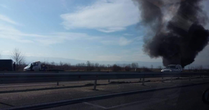 Снимка: Ваня Трингова, БлицБус се е запалил на АМ Тракия. Возилото