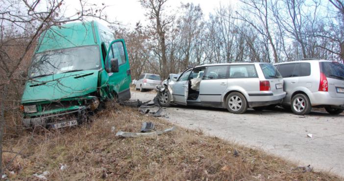Снимки БулфотоЧетири автомобила пострадаха при верижна катастрофа.Инцидентът стана около 13,00 часа