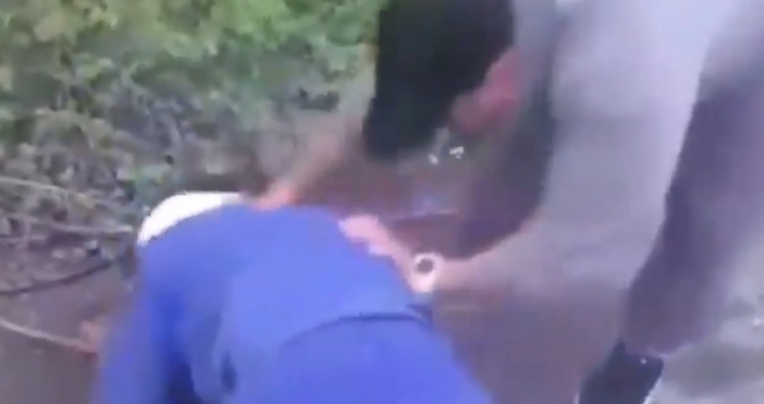 Брутално видео на жесток побой над беззащитен човек от малцинствата разтърси
