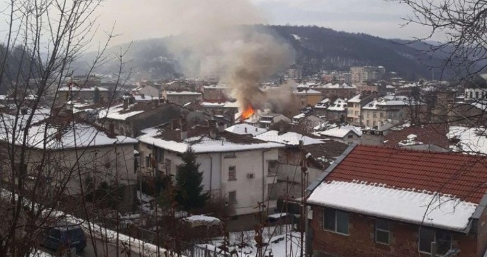 Пожар избухна в старинния Шести участък в центъра на Габрово