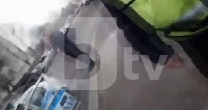 bTV разполага с кадри от сблъсъка между шофьор и полицай