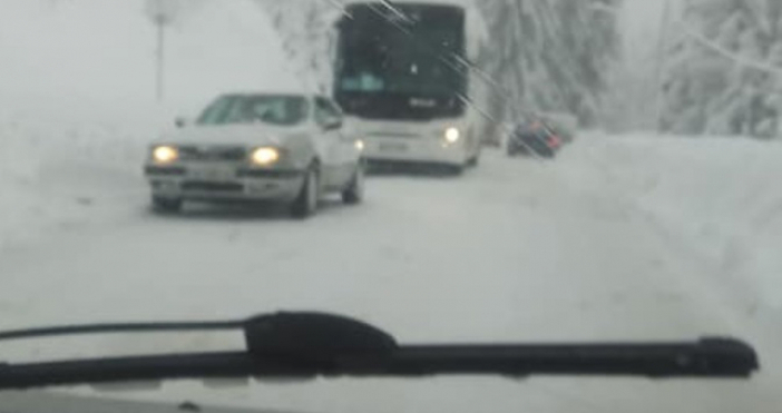 Снимки: Trafficnews.bgОбилен сняг и непочистени пътища. Така започна деня за голяма