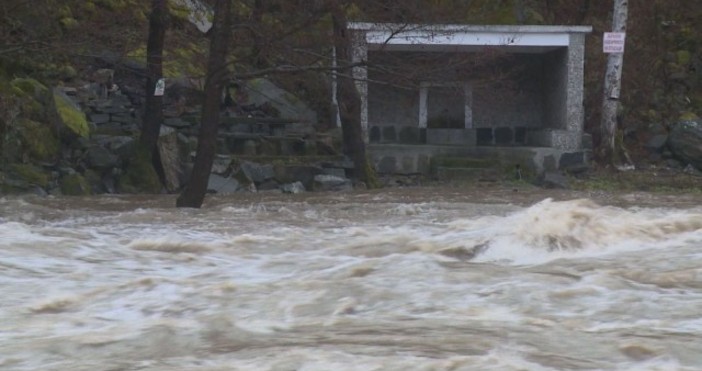 Хората използват временен мост по който не могат да преминават