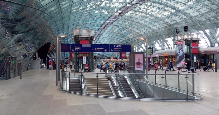 Близо 500 пътници бяха евакуирани от влак в Германия заради