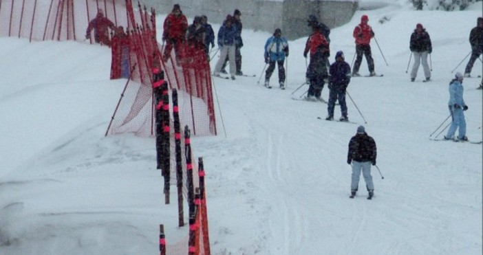 Заради снега автобусите не могат да стигнат до пистата200 деца