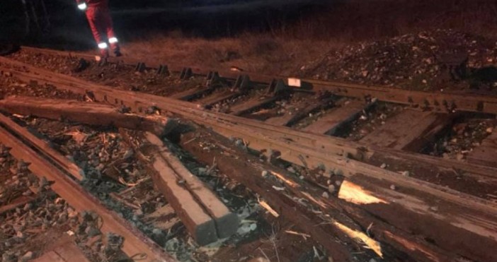 БтвСнимка: Дани АтанасоваТоварен влак е дерайлирал между гарите Шивачево и