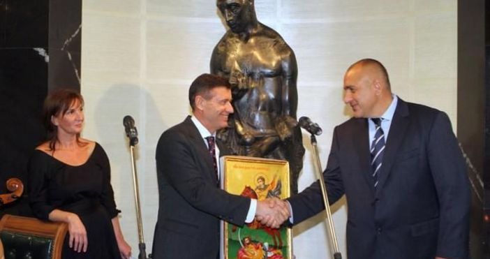 Снимка: Премиерът Борисов подарява икона за откриването на новия офис
